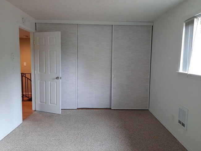 Building Photo - Steilacoom Gardens, 2 bedroom, 1 bath Townhome Style Condo.