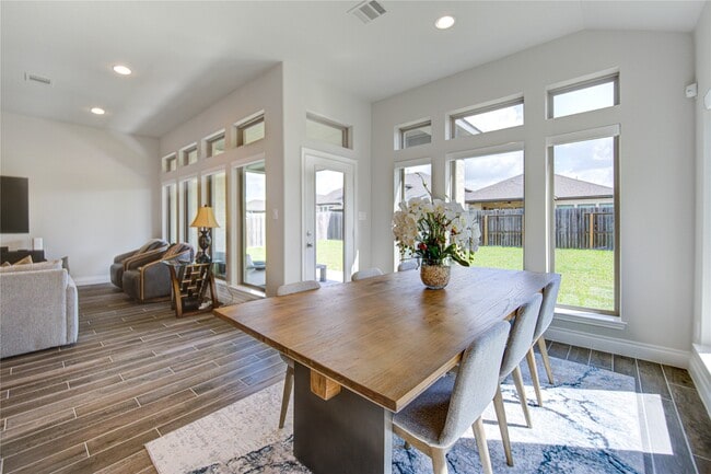 Building Photo - 1930 Creekwood Cv