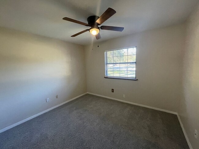 Building Photo - 3/2 (Valwood) This beautifully refreshed home sits in the highly sought-after Valwood community