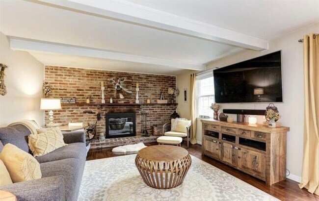 Building Photo - Gorgeous 4 BR/2.5 BA Home on a Beautiful T...