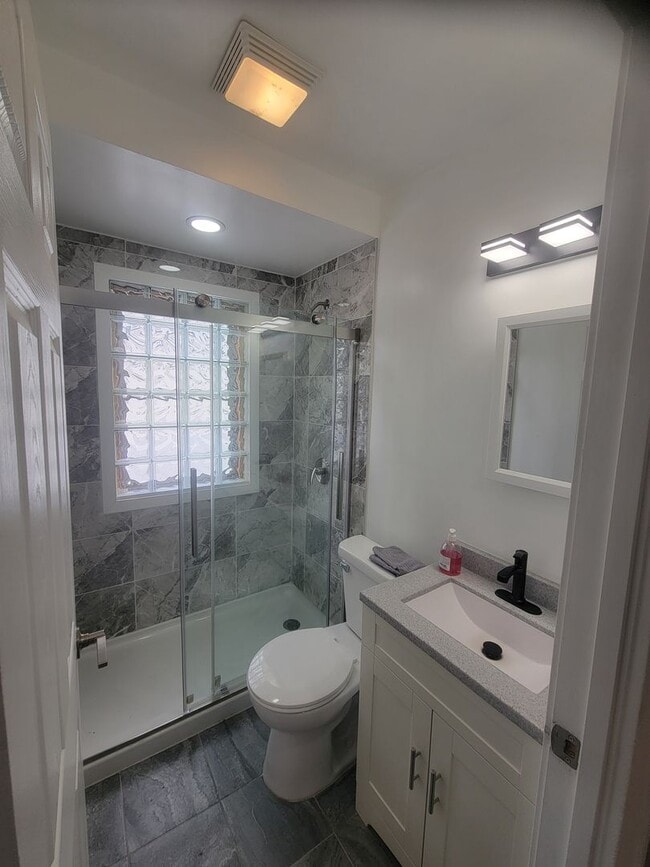 Building Photo - Modern Living 2/1 Newly Remodeled Peoria H...
