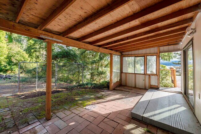 Building Photo - BEAUTIFUL CABIN STYLE HOME ACROSS FROM SILVER LAKE