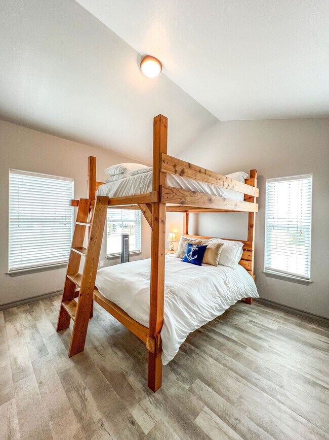 Building Photo - 4037 Summit Dr