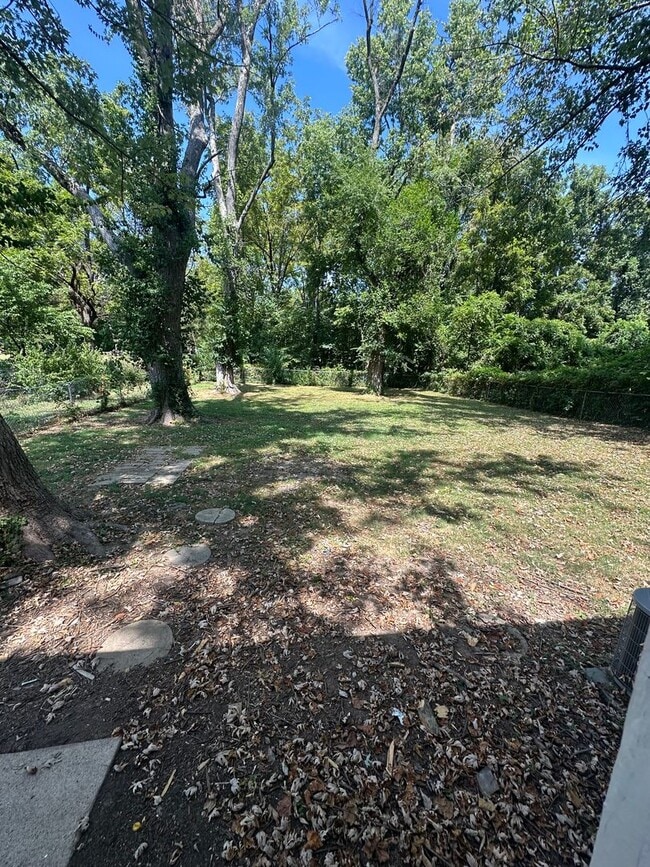 Building Photo - 623 W Broadmoor St