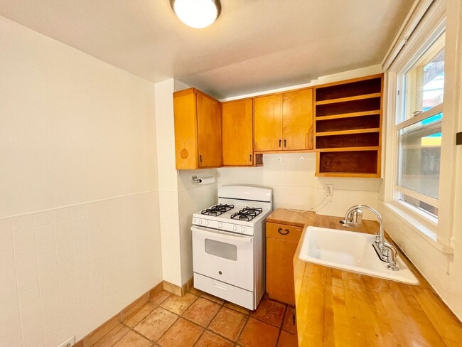 Building Photo - 1BR/1BA Garden Apartment! Laundry! Storage...