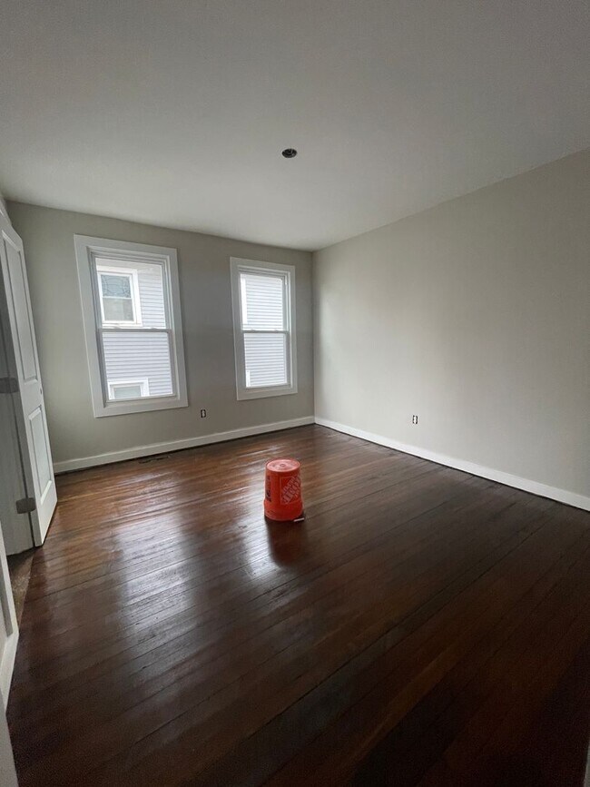 Building Photo - 45 Buell St