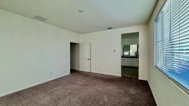 Building Photo - CLEAN AND MODERN  - 4 BED, 3 BATHS, 1996 S...