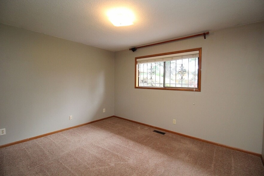 Building Photo - 230-230 SE 52nd Ave