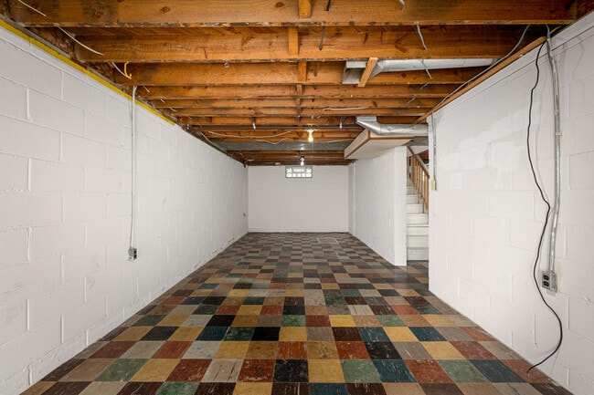 Building Photo - 708 Dwight St
