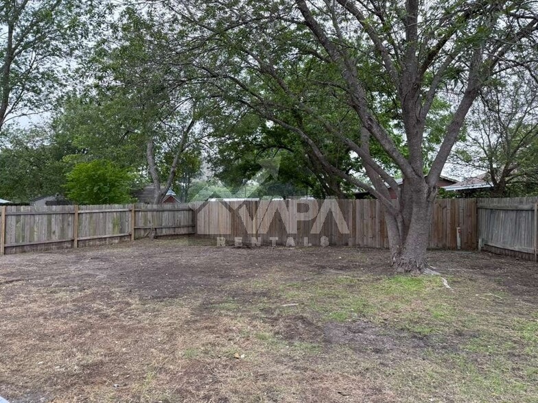 Building Photo - 5419-5419 Lk Grv Dr