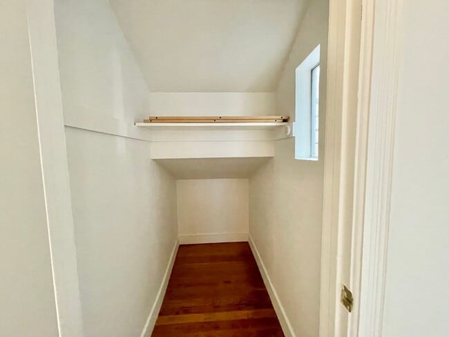 Building Photo - 3BR/2BA Renovated Victorian Full Floor Fla...