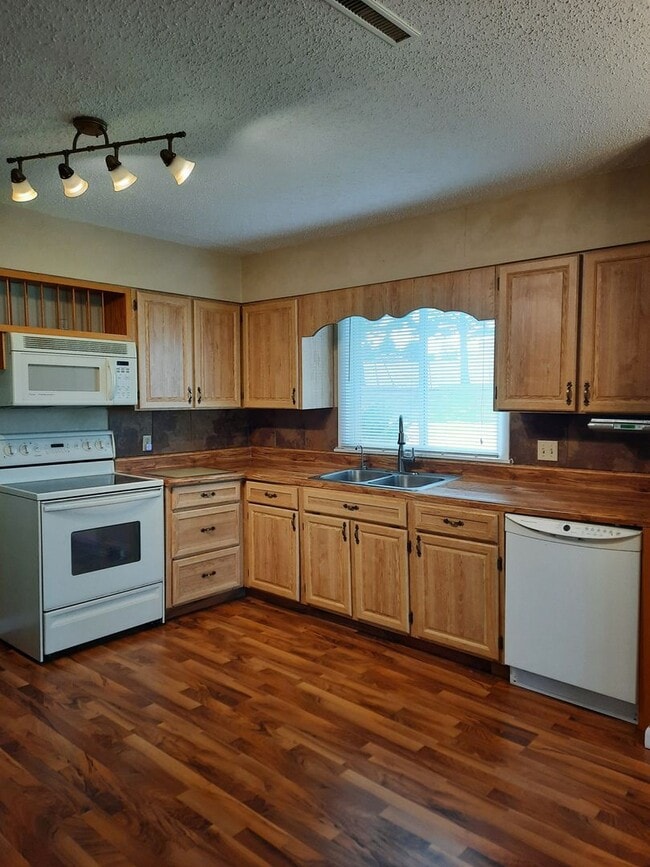 Building Photo - 3 BED | 1 BATH | SINGLE GARAGE | SOUTH