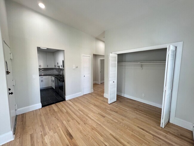 Building Photo - 48 Bright St