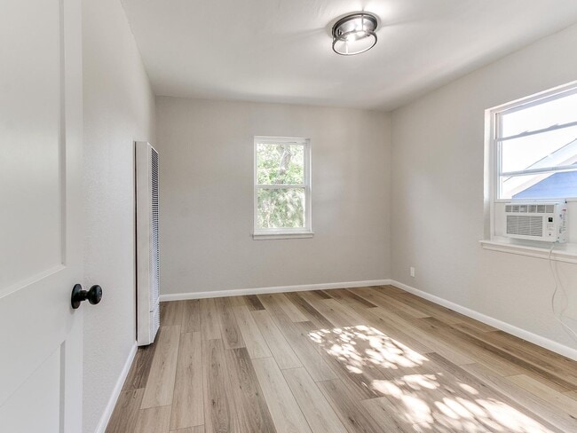 Building Photo - Newly Remodeled 2 Bed, 1 Bath Apt in Near The Paseo *MOVE IN SPECIAL!!