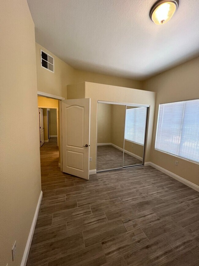 Building Photo - Gorgeous 3 Bedroom, 2 Bath in Silverado Ranch