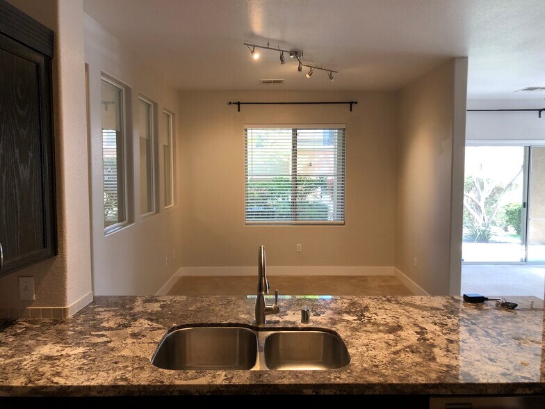 Building Photo - 720 Peachy Canyon Cir