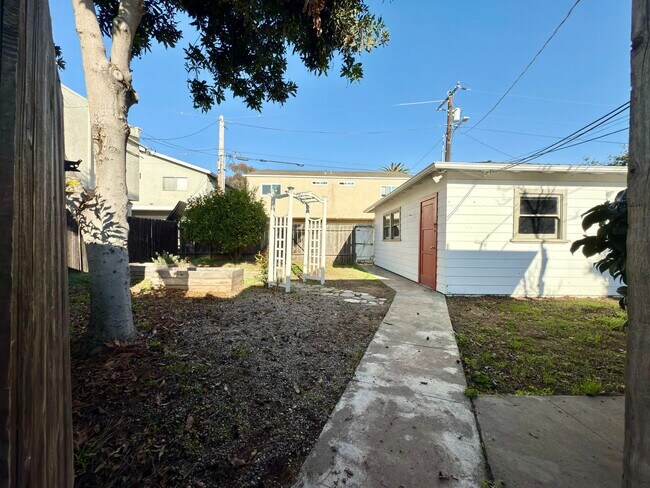 Building Photo - Coastal Charm Full of Upgrades!