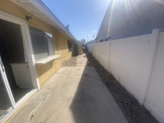 Building Photo - Mission Oaks Home