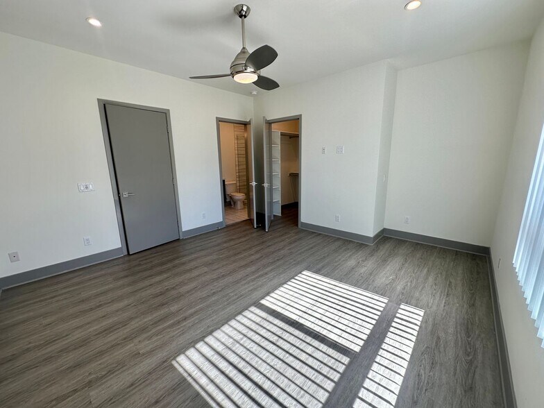 Building Photo - 6548-6550 W 86th Pl