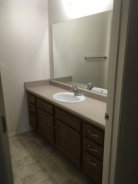 Building Photo - 893 Forest Glen Dr