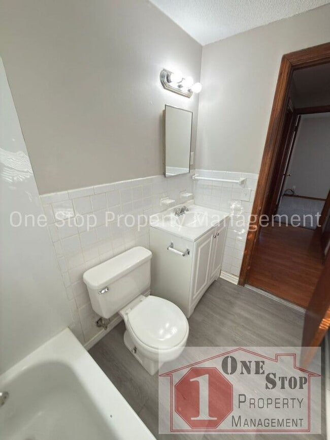 Building Photo - Amazing 3 Bedroom, 1.5 Bathroom in Raytown!