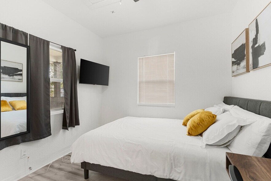 Building Photo - 2213 E 18th Ave