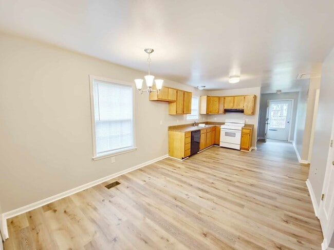 Building Photo - VERY SPACIOUS HOME! 4 Bedroom, 2 bathroom ...