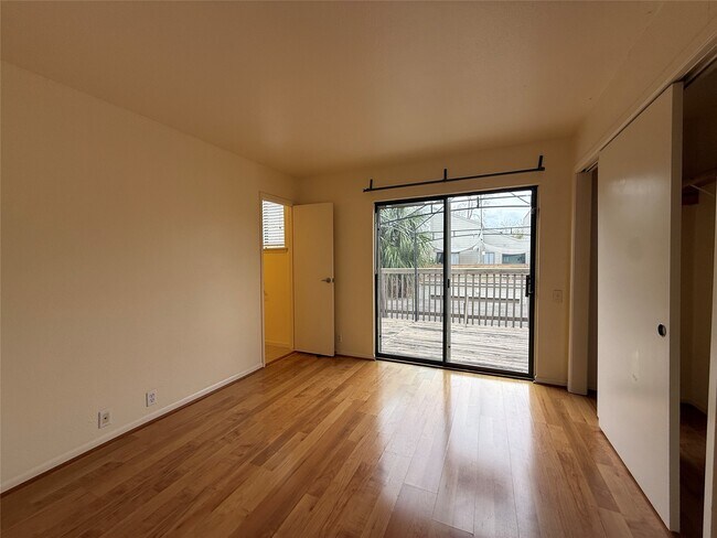 Building Photo - 1629 S Kirkwood Rd