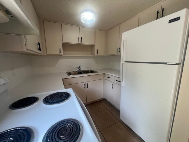 Building Photo - Renovated Beautiful 2 Bed 1.5 Bath Townhom...
