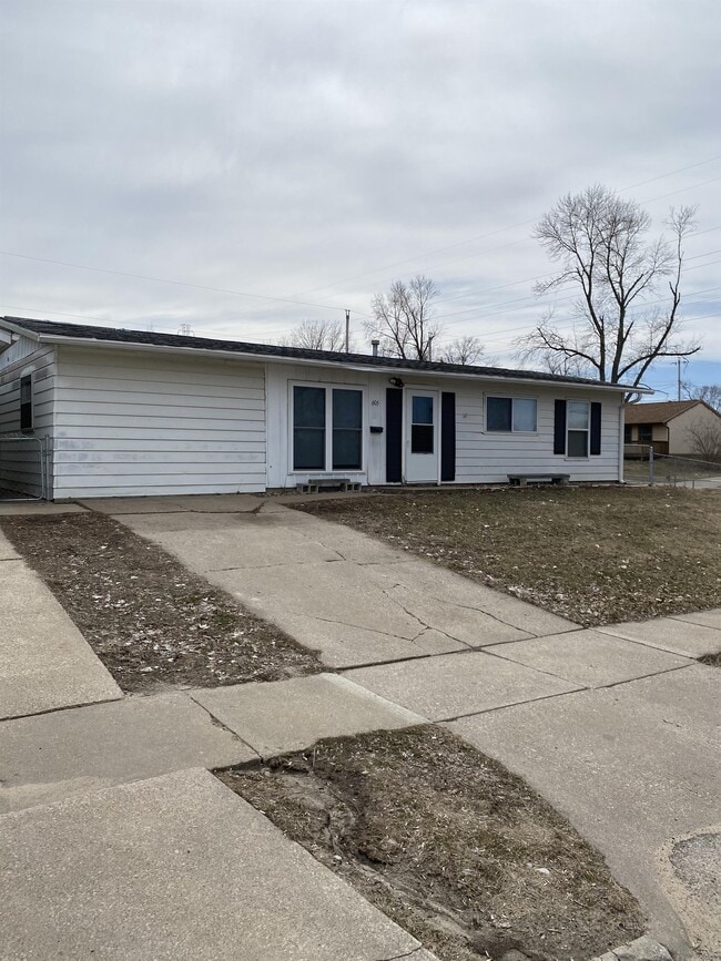 Building Photo - 605 Hillview Dr