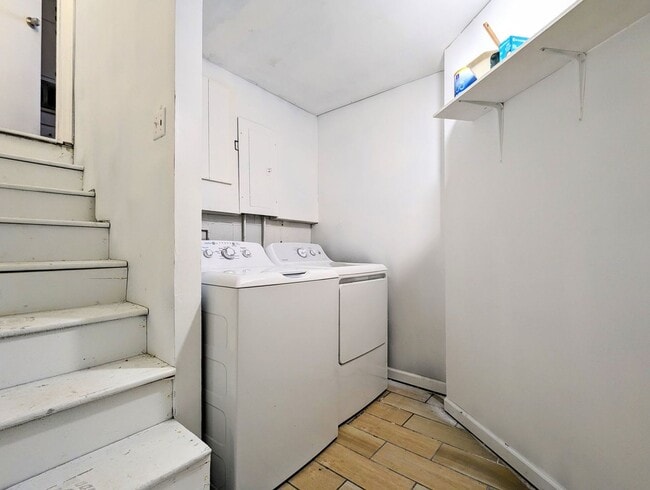 Building Photo - DUPLEX-Upstairs Unit | 3 Bedroom 2 Bathroo...