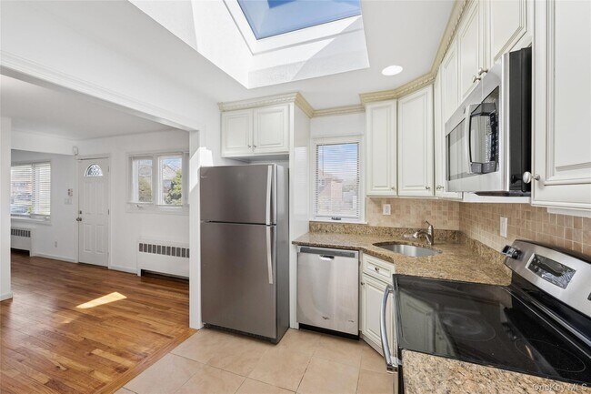 Building Photo - 31 Evelyn Ln