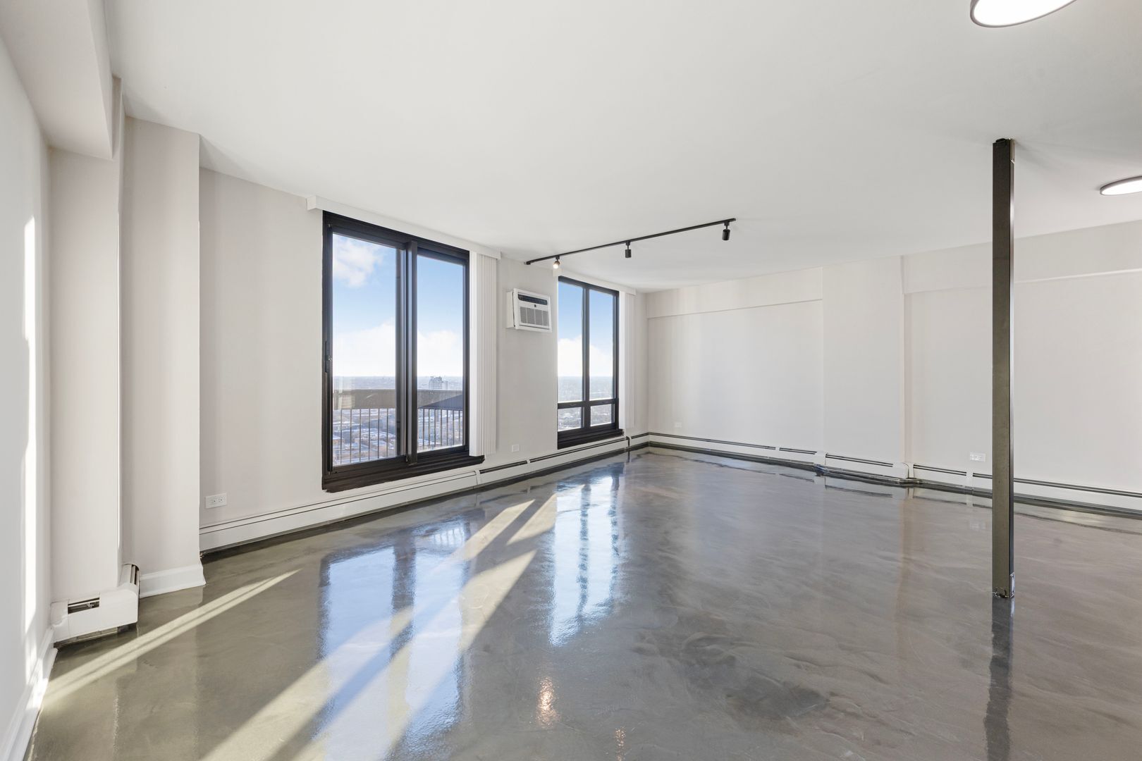 Building Photo - 6166 N Sheridan Rd