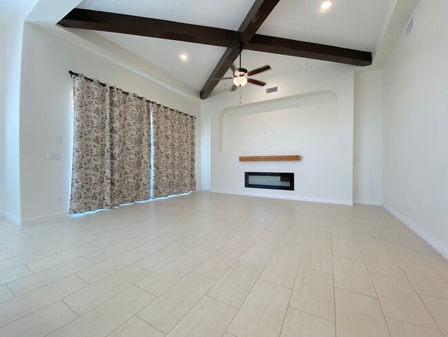 Building Photo - East El Paso 4 bed/ 2.5 Bath Refrig A/C