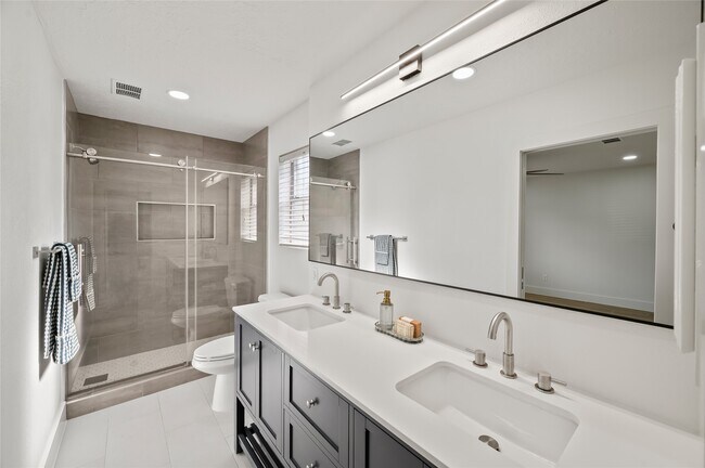 Building Photo - 303 Knoll Forest Dr