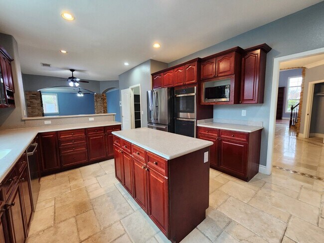 Building Photo - Entertainers Delight with minutes of shopping and restaurants