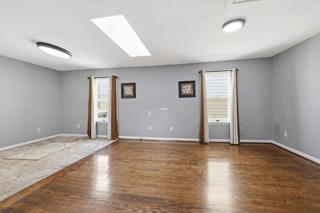 Building Photo - Live Steps from the Heart of Olde Towne