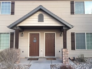 Building Photo - Stunning Cedar Townhome