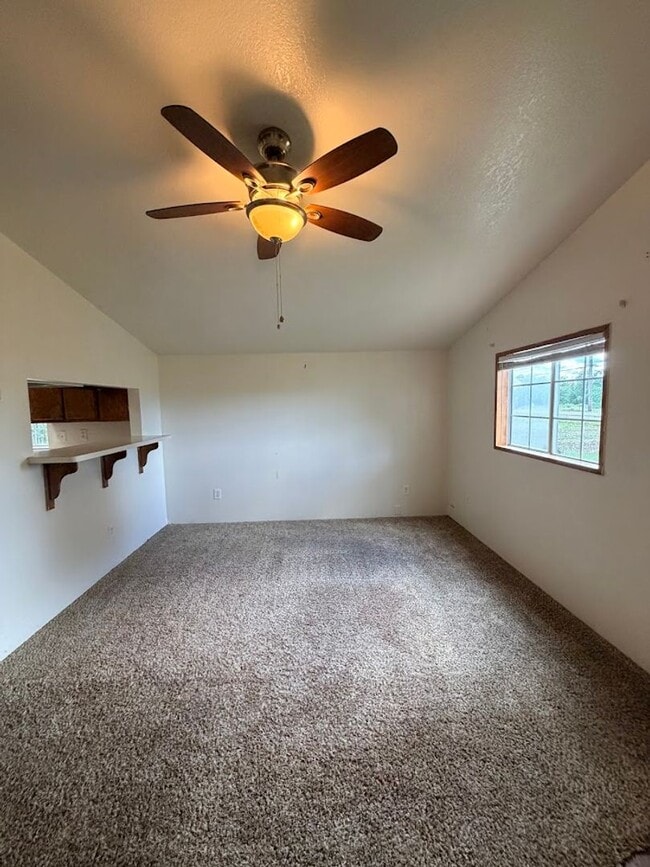 Building Photo - Well maintained home in convenient location w/seasonal landscaping incl.