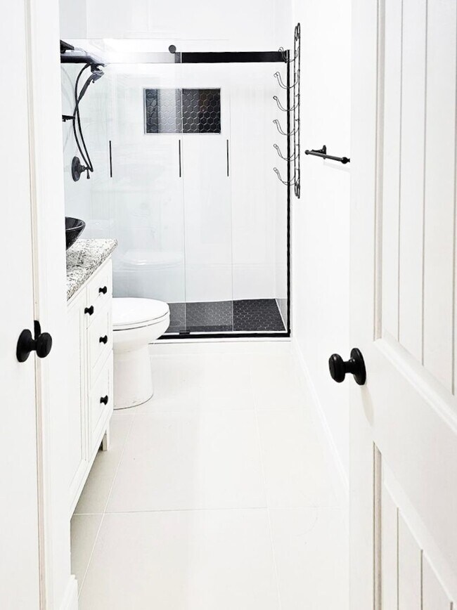 Building Photo - BEAUTIFULLY RENOVATED 4-BEDROOM HOME IN HUNTINGTON PLACE