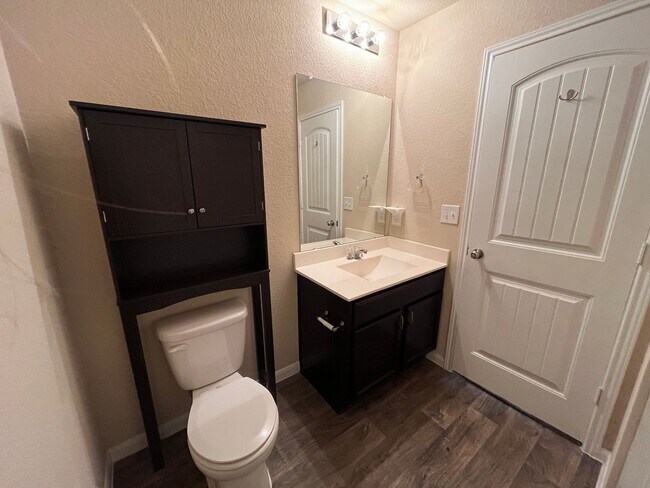 Building Photo - Perfect 3/2.5 - Tall Ceilings and in Immac...