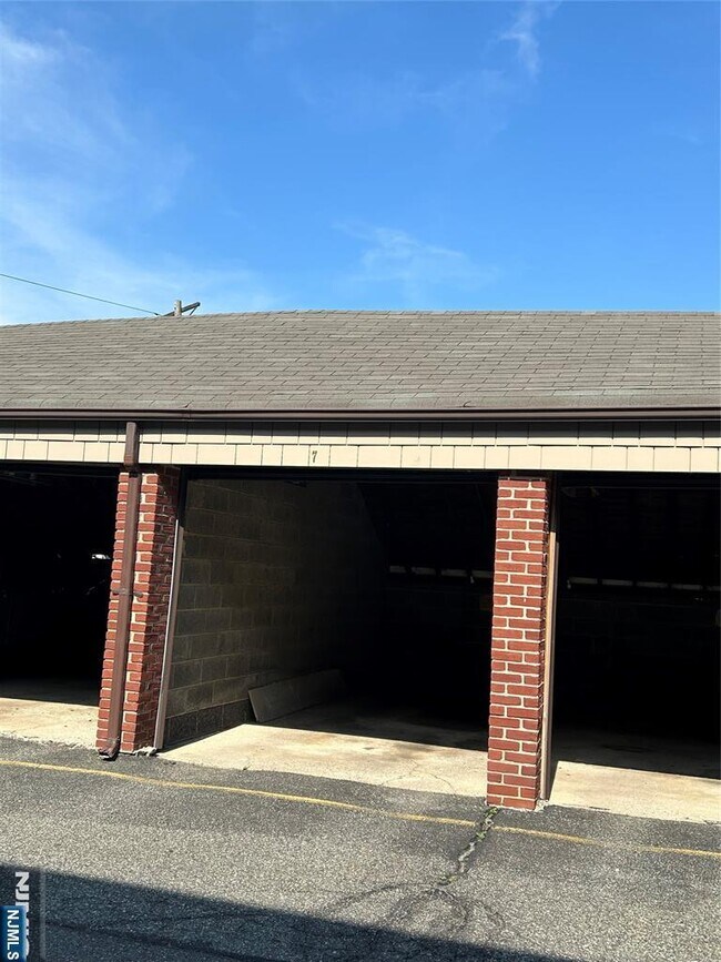 Building Photo - 2175 Central Rd