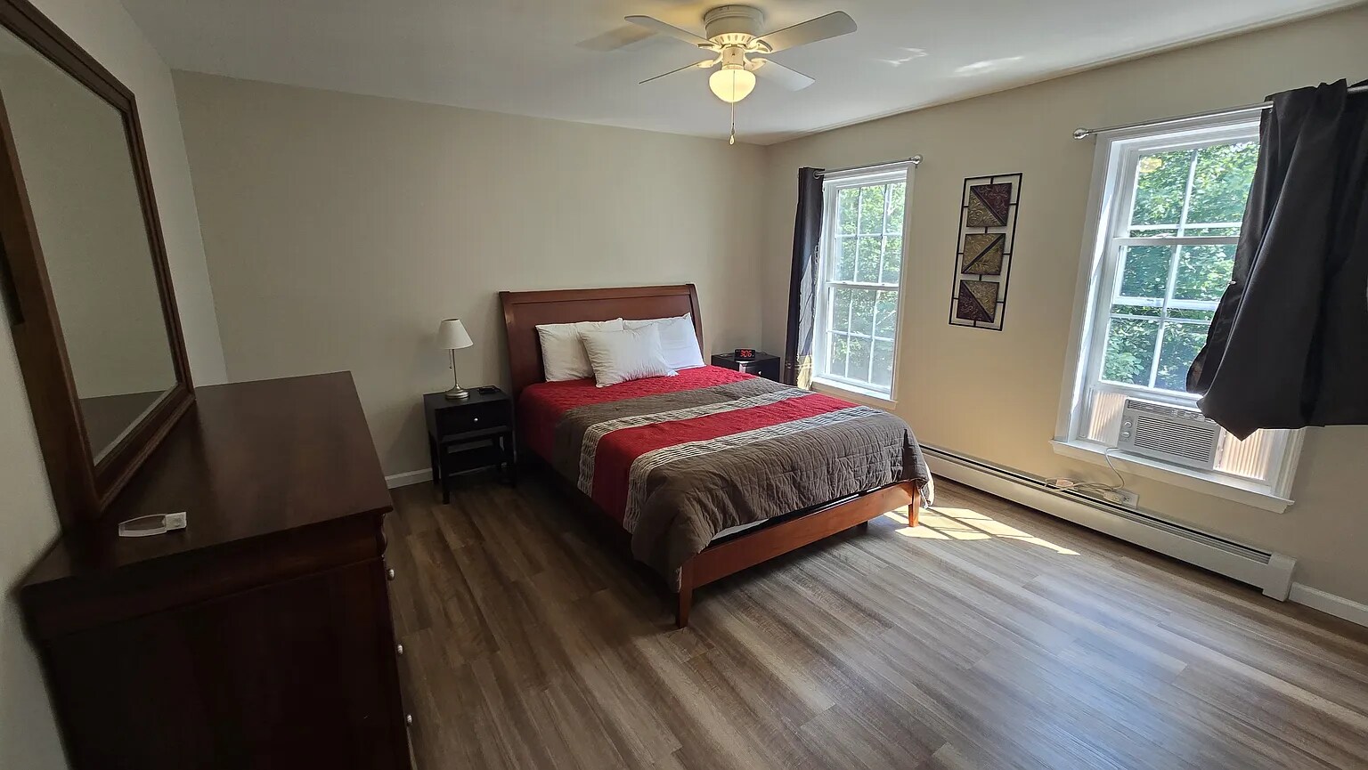 Queen bed in 2nd floor bedroom with adjustable base. - 17 Ryswick St