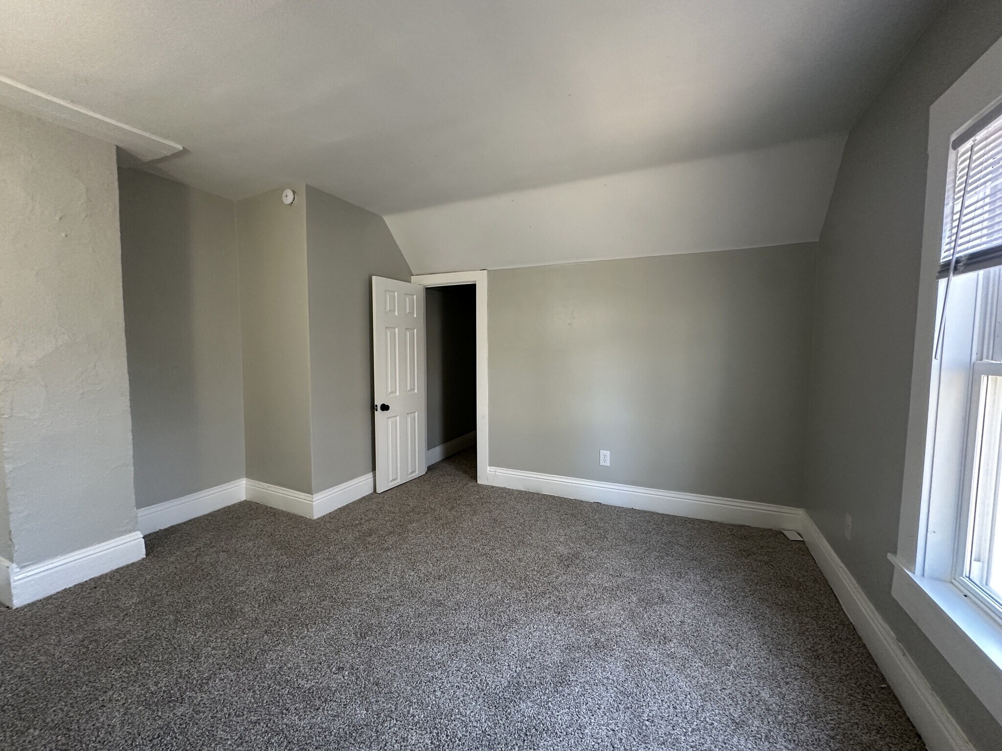 Building Photo - 1105 Queen St