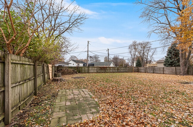 Building Photo - 2414 Emlong St