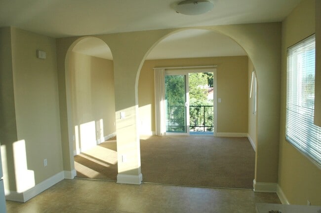 Building Photo - 951 W Summerland Ave