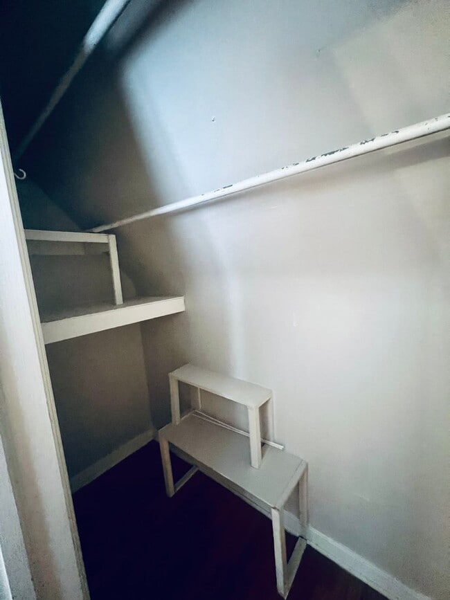 Building Photo - Large 2 bed 1 bath Duplex in Dundee!