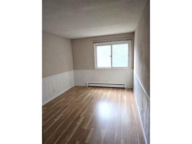 Building Photo - 135 Viking Dr E
