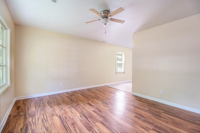 Building Photo - Contemporary, remodeled 920sqft., 3-bedroom, 1-bath single-family ranch with yard