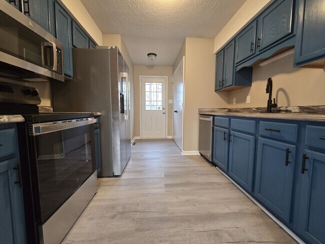 Building Photo - 3 Bedroom 2 Bathroom Home